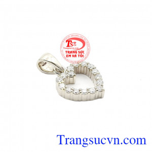 Mặt dây nữ yêu thương được chế tác từ vàng tây 10k cùng đá cz lấp lánh. 