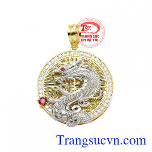 Mặt dây rồng uy quyền được chế tác tinh xảo theo công nghệ 3D mang lại vẻ nam tính, mạnh mẽ cho phái nam.