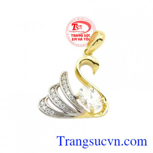 Mặt dây thiên nga duyên dáng được nhập khẩu từ Hàn Quốc, hiện đang là xu hướng dành cho phái đẹp.