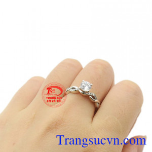 Hãy đến với trang sức Em và Tôi để lựa chọn những mẫu nhẫn đính hôn phù hợp cho các nàng.