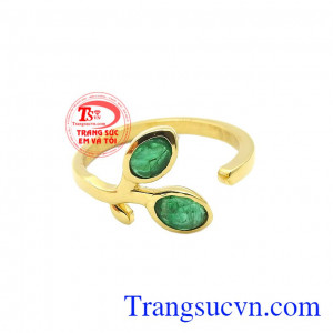 Nhẫn emerald thiên nhiên hạnh phúc được thiết kế với kiểu dáng trẻ trung, năng động. 