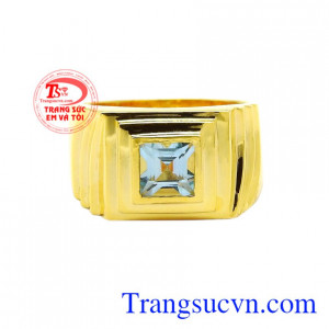 Chiếc nhẫn được chế tác công phu với điểm nhấn là viên Topaz thiên nhiên màu lam tạo nét nổi bật cho chiếc nhẫn.