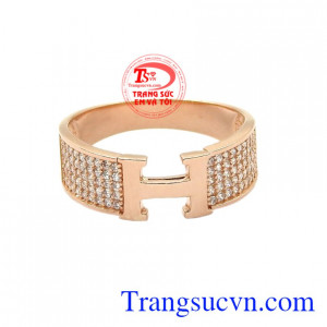 Nhẫn nam chữ vàng là mẫu mã được rất nhiều người ưa chuộng vừa thể hiện cá tính vừa mang lại nét sang trọng cho nam giới.