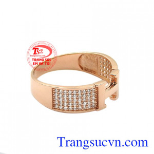 Với thiết kế trẻ trung, và hiện đại sẽ giúp cho các chàng trở nên nổi bật hơn, phù hợp với nhiều phong cách khác nhau.