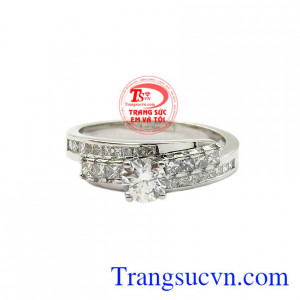 Kim cương là viên đá mà các cô gái ao ước có được bởi nó toát lên được vẻ đẹp sang trọng, thời thượng cho các nàng.