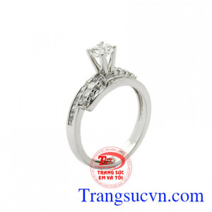 Nhẫn nữ kim cương sang trọng được chế tác từ những viên kim cương thiên nhiên đắt giá tôn lên vẻ đẳng cấp cho chiếc nhẫn.