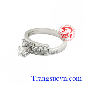 Những viên đá lấp lánh sẽ tô điểm cho đôi tay nhỏ xinh giúp các cô gái trở thành tâm điểm, thu hút ánh nhìn.