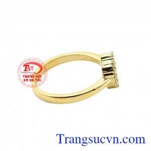 Với ý nghĩa phụ nữ sinh ra là để yêu thương mà các nhà thiết kế đã cho ra mắt sản phẩm nhẫn nữ tình yêu đong đầy. Nhẫn nữ tình yêu đong đầy