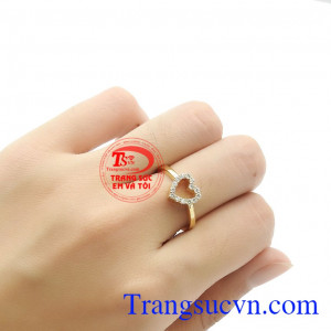 Sản phẩm phù hợp với những bạn gái yêu thích phong cách nhẹ nhàng, nữ tính. Nhẫn nữ tình yêu đong đầy