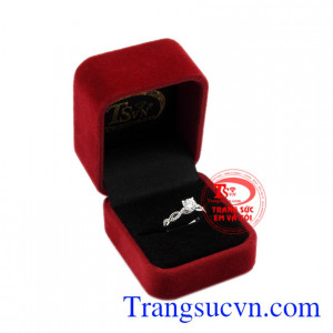 Nhẫn nữ vàng trắng thuần khiết đảm bảo chất lượng.