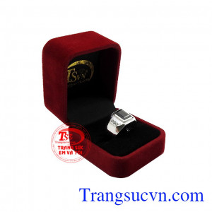 Đá saphir đen thiên nhiên là biểu tượng cho sự giàu có và quyền lực. 