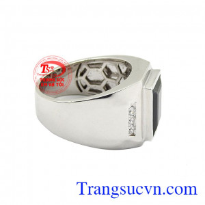 Thiết kế đơn giản nhưng đem đến vẻ sang trọng và lịch lãm cho phái mạnh. Nhẫn saphire nam