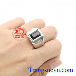 Sản phẩm được bảo hành uy tín, giao hàng toàn quốc. Nhẫn saphire nam