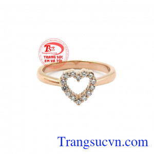 Nhẫn vàng hồng tình yêu là món đồ trang sức được phái đẹp ưa chuộng. 