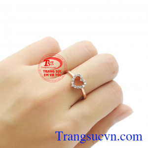 Không chỉ là phụ kiện giúp trang phục bạn trở nên hoàn hảo mà còn tạo một phong cách hoàn toàn mới. Nhẫn vàng hồng tình yêu