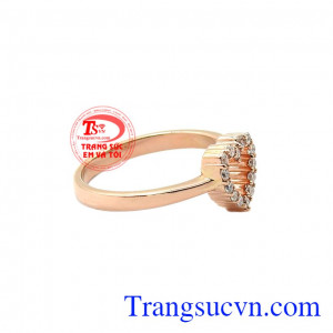 Hiện nay, xu hướng sử dụng nữ trang vàng hồng đang trở thành xu hướng với phái đẹp. Nhẫn vàng hồng tình yêu