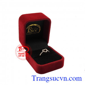 Nhẫn vàng hồng tình yêu thích hợp làm quà tặng cho người phụ nữ của bạn.