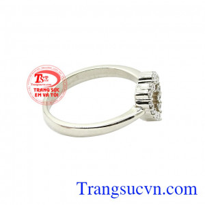Hướng đến vẻ thuần khiết của phái đẹp, những nhà chế tác đã kết hợp vàng trắng và đá cz lấp lánh để tăng thêm nét duyên dáng cho người dùng. Nhẫn vàng trắng yêu thương