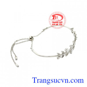 Bởi chiếc vòng này tôn lên vẻ thanh lịch, đằm thắm cho đôi tay nhỏ xinh của các nàng.