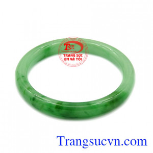 Vòng đá quý cẩm thạch có giấy kiểm định từ trung tâm kiểm định đá quý uy tín, đảm bảo chất lượng cho khách hàng.