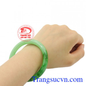 Sản phẩm toát lên vẻ quý phái, sang trọng cho người đeo.