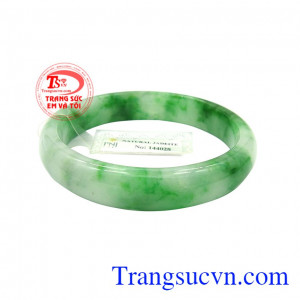 Vòng ngọc cẩm thạch jadeite phù hợp với nhiều trang phục, đem đến vẻ sang trọng đầy quý phái.
