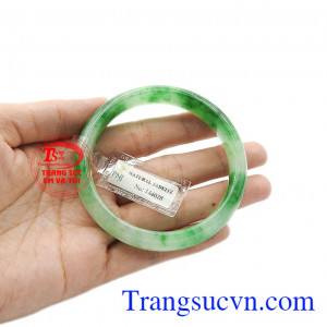 Vòng ngọc cẩm thạch jadeite là món đồ trang sức rất được các bà và các mẹ yêu thích.
