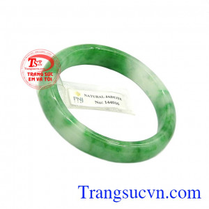 Vòng ngọc jadeite an nhiên như lá bùa hộ mệnh cho người dùng.