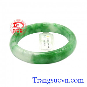 Trong phong thủy, người ta tin rằng những năng lượng tích cực được tích lũy hàng trăm triệu năm giúp xua tan tiêu cực, đem lại niềm vui, may mắn và bình an cho tâm hồn. Vòng ngọc jadeite an nhiên