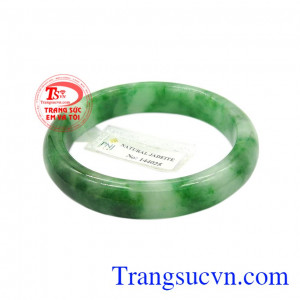 Ngọc cẩm thạch thiên nhiên hợp phong thủy mang đến may mắn và thịnh vượng cho người dùng. Vòng ngọc jadeite quý phái