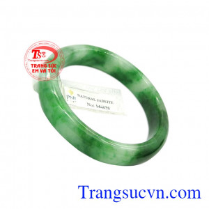 Vòng ngọc jadeite quý phái giúp tôn vinh vẻ đẹp của người phụ nữ.