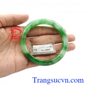 Ngoài ra, việc đeo ngọc thường xuyên còn giúp xua tan mệt mỏi và giảm các cơn đau nhức trong cơ thể. Vòng ngọc jadeite quý phái