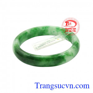Sản phẩm toát lên vẻ sang trọng, quý phái. Vòng ngọc jadeite tài lộc