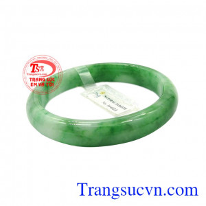 Ngọc cẩm thạch thiên nhiên có tác dụng trong việc cải thiện sức khỏe người dùng, giảm các cơn đau và mang đến một tinh thần hứng khởi. Vòng Ngọc miến điện