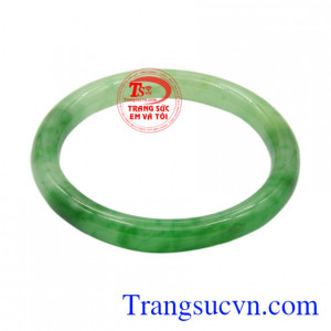 Vòng ngọc jadeite thiên nhiên mang lại nhiều sự bình an và đem đến nhiều điều tốt lành dành cho người đeo.
