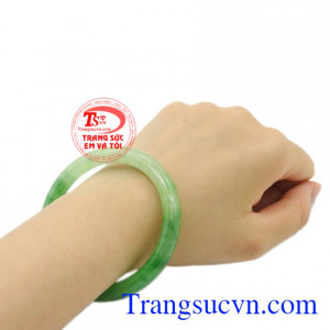 Vòng ngọc cẩm thạch đeo hợp phong thủy, đại cát, đại lợi, chiêu tài lộc, công danh.