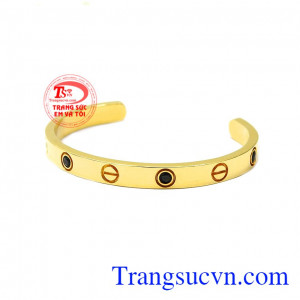 Đá saphir thiên nhiên mang lại nhiều lợi ích cả về phong thủy và sức khỏe. Vòng vàng nam phong cách