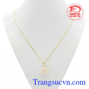 Bộ mặt dây ánh sáng lấp lánh là sự kết hợp hoàn hảo giữa mặt dây vàng Korea chất lượng và dây chuyền vàng nhỏ xinh.