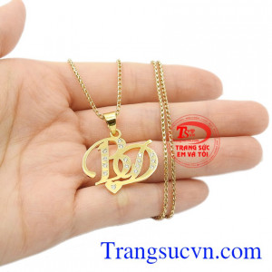 Bộ mặt dây chữ kim cương tinh tế.