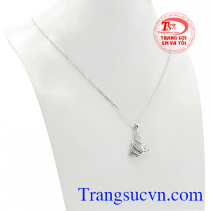 Bộ mặt dây là sự kết hợp giữa mặt dây thiên nga tinh tế và dây chuyền vàng trắng phù hợp với nhiều kiểu trang phục.