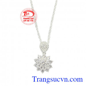 Sản phẩm chế tác từ bạc 92.5 vừa có tác dụng làm đẹp vừa cải thiện sức khỏe. Bộ trang sức bạc quyến rũ