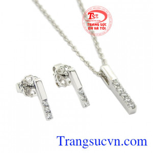 Bộ sản phẩm với thiết kế mới lạ, đầy tinh tế sẽ giúp cho các nàng có được vẻ đẹp thu hút hơn, quyến rũ hơn.