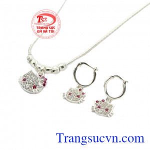 Bộ trang sức hello kitty đẹp là món quà ý nghĩa dành tặng bé yêu của bạn. 