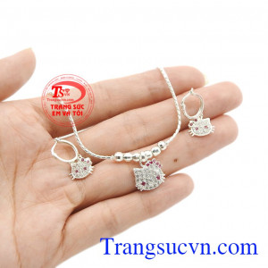 Bộ sản phẩm gồm dây chuyền và hoa tai được chế tác từ bạc 92.5. Bộ trang sức hello kitty đẹp