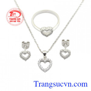 Các cô gái sẽ cảm thấy vui vẻ và hạnh phúc khi được chàng trai của mình dành tặng món quà đặc biệt này.