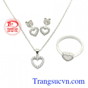 Bộ trang sức trái tim xinh xắn giao hàng trên toàn quốc, đảm bảo chất lượng.
