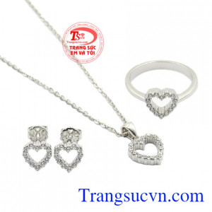 Bộ trang sức trái tim xinh xắn hiện đang là xu hướng thời trang mới được giới trẻ yêu thích.