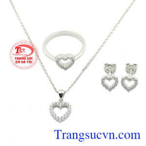 Sản phẩm toát lên vẻ nữ tính, trang nhã, phù hợp với nhiều kiểu trang phục.