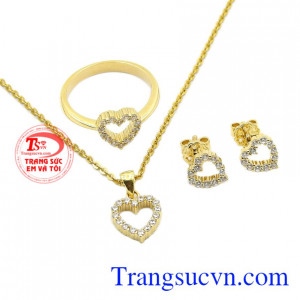 Bộ trang sức trái tim yêu thương được chế tác tinh xảo, công phu mang đến cho người dùng sự tinh tế và nữ tính.