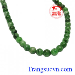 Không chỉ vậy chuỗi ngọc cẩm thạch này sẽ đem lại nhiều may mắn trong phong thủy cho người dùng.
